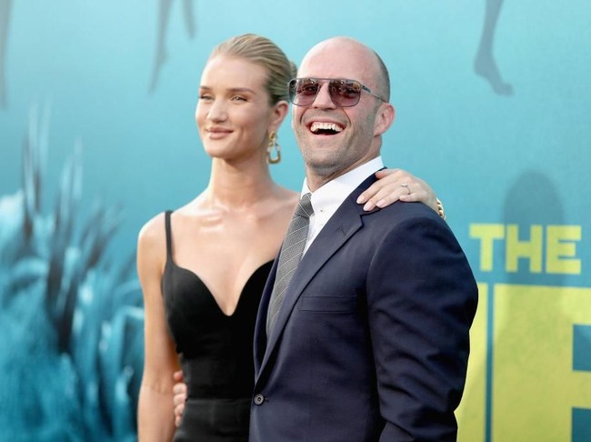 Lama tak muncul bersama menyusul kelahiran anak mereka, aktor Jason Statham dan tunangannya, model Rosie Huntington-Whiteley, menunjukkan batang hidung di karpet merah premier film The Meg di Hollywood, California, AS, baru-baru ini. (Foto: Getty Images)