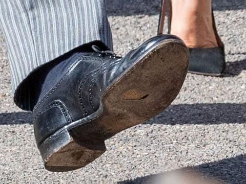 Meghan Markle Selalu Stylish, Pangeran Harry Setia Pakai Sepatu Berlubang