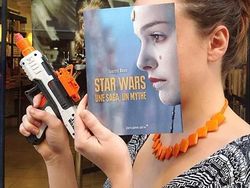 Kreatif! Ketika Wajah Menyatu dengan Sampul Buku