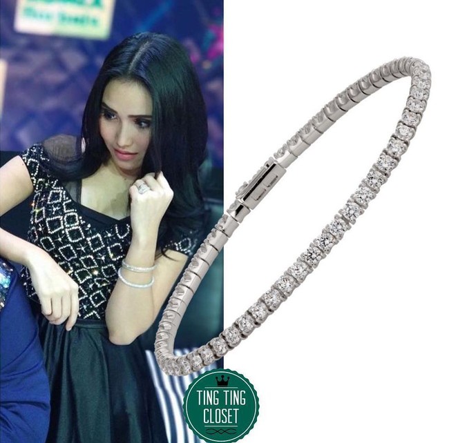 Ayu Ting Ting tampil mewah saat mengisi acara Kilau DMD beberapa waktu lalu. Pergelangan tangannya dihiasi gelang dari brand Cartier. Gelang seri Essential Lines ini berbahan emas putih 18 karat dan dihiasi 61 berlian totalnya 3,34 karat. Harga gelang ini mencapai US$ 20.600 atau sekitar Rp 297 juta. Foto: Instagram @tingtingcloset