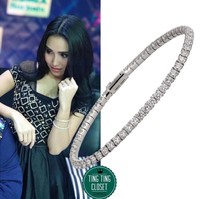 Ayu Ting Ting tampil mewah saat mengisi acara Kilau DMD beberapa waktu lalu. Pergelangan tangannya dihiasi gelang dari brand Cartier. Gelang seri Essential Lines ini berbahan emas putih 18 karat dan dihiasi 61 berlian totalnya 3,34 karat. Harga gelang ini mencapai US$ 20.600 atau sekitar Rp 297 juta. Foto: Instagram @tingtingcloset