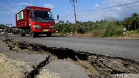 Retakan juga membuat lubang besar disisi jalan.