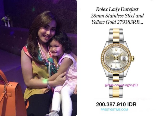 Berfoto bersama putri tercintanya, Ayu Ting Ting terlihat membawa tas Hermes dan memakai jam tangan dari brand Rolex. Jam tangan Rolex seri Datejust yang dipakai Ayu ini harganya mencapai Rp 200 jutaan. Jam tangan tersebut dilapisi emas 18 karat. Foto: Instagram @tingtingcloset