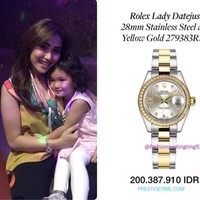 Berfoto bersama putri tercintanya, Ayu Ting Ting terlihat membawa tas Hermes dan memakai jam tangan dari brand Rolex. Jam tangan Rolex seri Datejust yang dipakai Ayu ini harganya mencapai Rp 200 jutaan. Jam tangan tersebut dilapisi emas 18 karat. Foto: Instagram @tingtingcloset