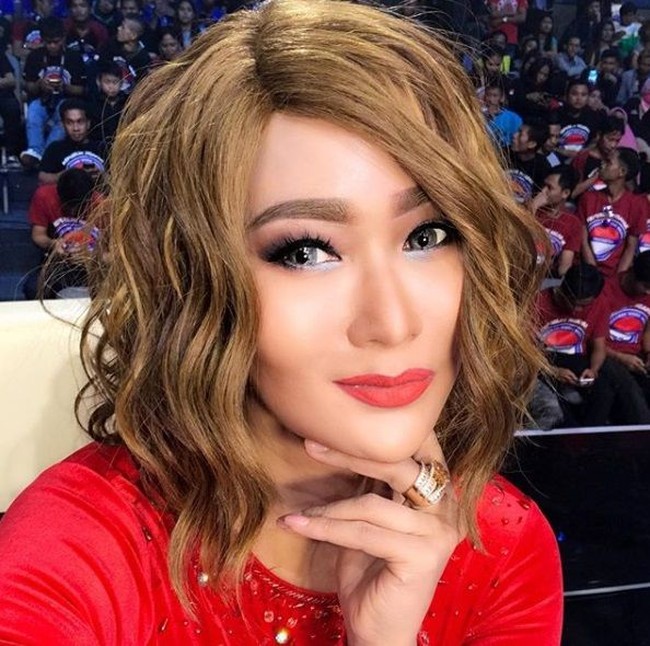 Pedangdut Inul Daratista dikenal memiliki karir yang sukses dan hidup bergelimang harta. Namun ternyata Inul sendiri tidak memiliki sertifikat kelulusan SMA. Karena berasal dari keluarga kurang mampu, Inul Daratista hanya menamatkan pendidikan sampai jenjang SMP. Foto: Dok. Instagram/inul.d