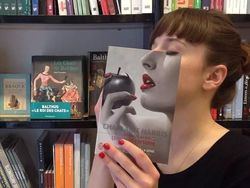 Kreatif! Ketika Wajah Menyatu dengan Sampul Buku