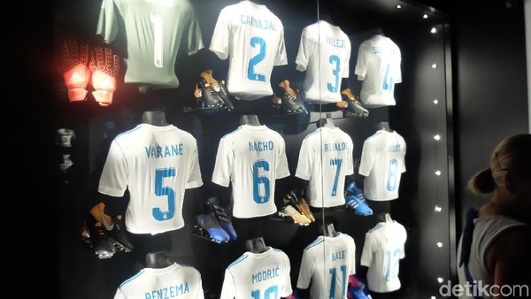Harga tiket itu bisa lebih murah yaitu 20 Euro atau Rp 330 ribuan bagi traveler yang memegang kartu resmi fans Real Madrid (Dhani Irawan/detikTravel) Harga tiket itu bisa lebih murah yaitu 20 Euro atau Rp 330 ribuan bagi traveler yang memegang kartu resmi fans Real Madrid (Dhani Irawan/detikTravel)