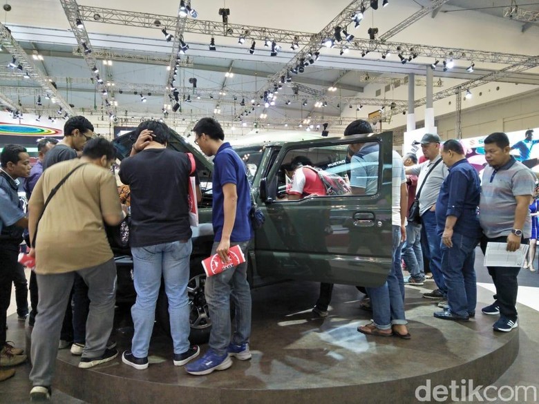 Suzuki Jimny dikerubungi pengunjung. Foto: Ruly Kurniawan Suzuki Jimny dikerubungi pengunjung. Foto: Ruly Kurniawan