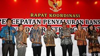 Menteri Sosial Idrus Marham didampingi Direktur Hubungan Kelembagaan BNI Susi Adi Sulistyowati, dan Deputi bidang Koordinasi Peningkatan Kesehatan, Kemenko PMK, Sigit Priohutomo (kanan) menghadiri rapat kordinasi percepatan penyaluran bansos PKH (Program Keluarga Harapan), BPNT (Bantuan Pangan Non Tunai) dan Rasta (Beras Sejahtera) di Jakarta, Rabu (8/8/2018).