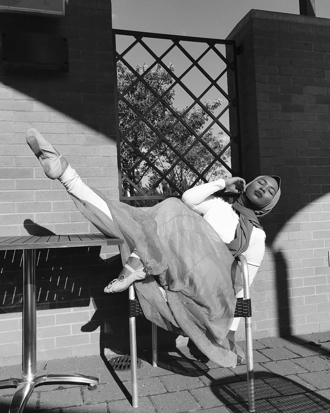 Meski belum memiliki followers yang banyak, Wafa Osman cukup viral di media sosial warganet Afrika. Penampilannya yang unik, gaya hijab stylish, dan pose yang anti mainstream membuat foto-foto Wafa banyak di-repost orang lain. Foto: Instagram/wafa_s_osman