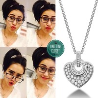 Berpose selfie dengan gaya casual, Ayu Ting Ting tampak memakai kalung dengan liontin berbentuk hati. Kalung yang dipakainya itu datang dari brand Bvlgari. Kalung berbahan emas putih 18 karat dengan hiasan berlian ini dijual seharga 2.910 poundsterling atau sekitar Rp 54 juta. Foto: Instagram @tingtingcloset