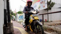Sebelumnya viral diberitakan pemotor yang memukul pejalan kaki di trotoar.