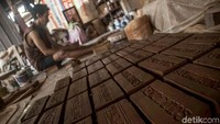 Para perajin di daerah Kasongan, Bantul, Yogyakarta ini terkenal dengan keahlian mengolah tanah liat menjadi sebuah kerajinan seni yang memiliki nilai estetis tinggi.