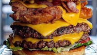 Kalau suka cheeseburger classic dengan paduan chicken strips yang renyah, burger yang satu ini pasti bikin ngiler. Apalagi lembaran kejunya tak hanya ada satu, tapi tiga! Foto: gramth