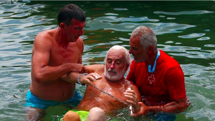 Pecahkan Rekor, Kakek Ini Berenang 3,5 Km dengan Tangan dan Kaki Terikat