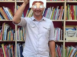 Kreatif! Ketika Wajah Menyatu dengan Sampul Buku