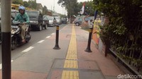 Pantauan detikcom, pembatas antara trotoar dan jalan raya memang tidak tinggi, hanya sekitar 5 sentimeter. Lokasi itu juga sering macet karena dekat dengan pertigaan dari arah Jatiwaringin menuju ke Pondok Gede.  (Peti/detikcom)