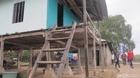 Penduduk di Pulau Rinca lebih dulu ada dibanding Taman Nasional Komodo. Rumah-rumah mereka semacam rumah panggung, agar menghindari komodo masuk ke dalamnya (Afif Farhan/detikTravel)