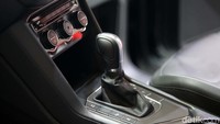 Beberapa hal yang baru pada SUV kompak dari VW tersebut sedikit banyak ada di bagian eksteriornya. Mulai dari side skid plate yang berbalut silver metallic di bagian kiri dan kanan, front skid plate, front lower garnish berbalut warna black glossy, dan cover kaca spion samping berkelir silver metallic.