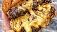 Duh, lelehan kerjunya terlihat sangat menggoda. Apalagi lelehan kejunya ada di bagian atas tiap daging patty yang berukuran tebal. Makan satu dijamin kenyang! Foto: tastethisnext  