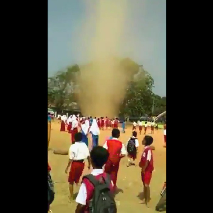 Bukannya Takut Anak Anak Ini Justru Serbu Tornado