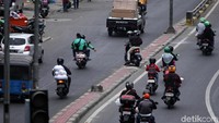Hingga naik ke pambatas jalan demi berpindah lajur.