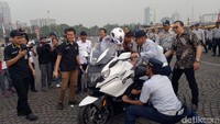 Petugas Dishub DKI langsung mengangkat motor tersebut. 
