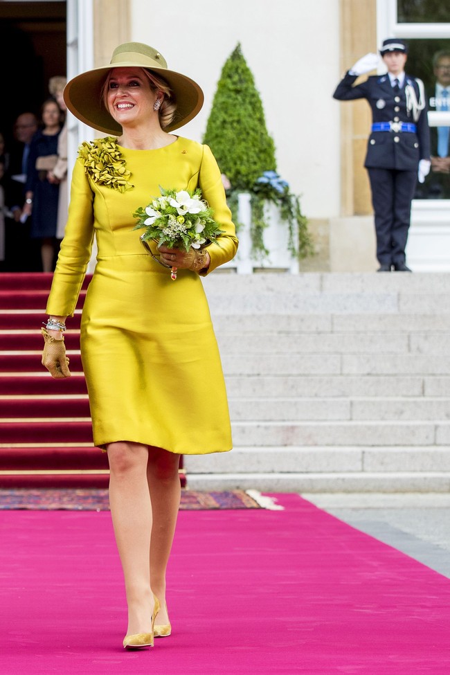 Salah satu gayanya saat bertugas. Mencuri perhatian dengan gaun kuning berhias bordir di dada. Foto: Getty Images