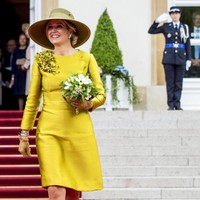 Salah satu gayanya saat bertugas. Mencuri perhatian dengan gaun kuning berhias bordir di dada. Foto: Getty Images