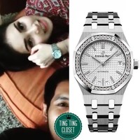 Ayu Ting Ting yang populer lewat lagu Alamat Palsu itu pernah terlihat memakai jam tangan keluaran brand mewah Swiss, Audemars Piguet. Ayu memakai jam tangan Audemars Piguet seri Royal Oak. Jam tangan yang dipakai Ayu ini dihiasi 40 berlian 0,92 karat, sehingga tak heran harganya mencapai US$ 38.200 atau sekitar Rp 552 juta. Foto: Instagram @tingtingcloset