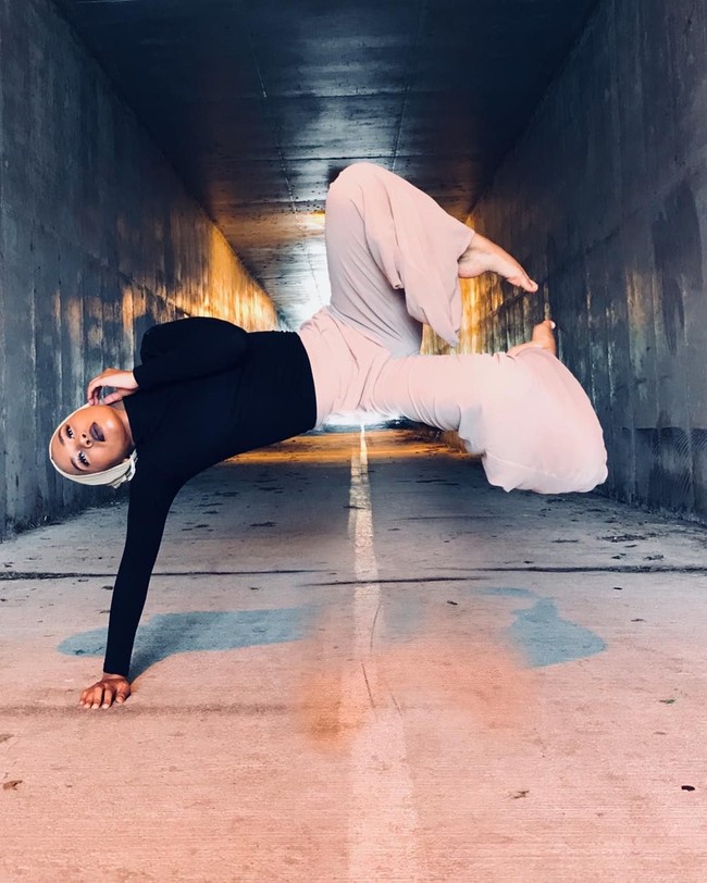Wafa Osman yang juga berprofesi sebagai model busana muslim itu memiliki badan yang lentur. Posenya tampak cukup ekstrim, seperti menahan tubuhnya dengan satu tangan saja. Foto: Instagram/wafa_s_osman
