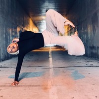 Wafa Osman yang juga berprofesi sebagai model busana muslim itu memiliki badan yang lentur. Posenya tampak cukup ekstrim, seperti menahan tubuhnya dengan satu tangan saja. Foto: Instagram/wafa_s_osman