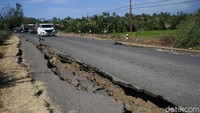 Begini penampakan jalan yang rusak hingga terbelah.