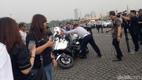 Saat motor yang dikendarai Anies oleng, beberapa petugas yang ada langsung sigap menahan motor tersebut