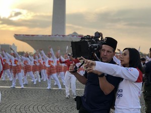 Abadikan 65 Ribu Penari Poco-poco, Sutradara Livi Zheng Terima Penghargaan