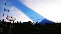 Emi menerangkan dia juga merasa kagum dengan pemandangan tersebut. Dia mengumpamakan cahaya itu bak sinar senter yang langsung menyorot ke arah gunung. Emi mengatakan dirinya tak mengedit foto tersebut.  (dok. Emi Lestari Fitriyana)