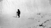 Roald Engelbert Gravning Amundsen merupakan seorang pemimpin ekspedisi kunci dalam penjelajahan Antartika. Menggunakan Maud, nama kapal penjelajahannya, Roald Amundsen mengarungi lautan dengan tujuan akhir mencapai Kutub Utara di awal tahun 1920-an. Keystone/Getty Images.
