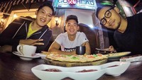 Pizza kembali jadi pilihan Kim, ketika ngumpul dan makan malam bersama teman-temannya. Foto: Instagram @kimkurniawan