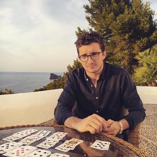 Caspar berprofesi sebagai distributor barang seni. Instagramnya dipenuhi barang-barang seni untuk dilelang dan juga lukisan mewah. Foto: Dok. Instagram/Caspar Jopling