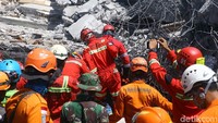 Proses evakuasi para korban yang tertimbun runtuhan bangunan masjid terus dilakukan. Diketahui masih ada beberapa korban yang tertimbun runtuhan bangunan masjid yang runtuh akibat gempa tersebut.