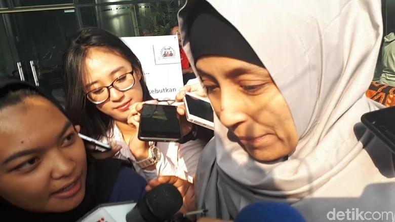 Jawaban Singkat Adik Inneke Koesherawati Usai Diperiksa KPK Jawaban Singkat Adik Inneke Koesherawati Usai Diperiksa KPK