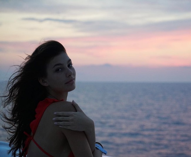 Leonardo DiCaprio pamer kemesraan dengan kekasih barunya saat berlibur di Italia. Di usianya yang ke-43, Leo memang masih memiliki pesona yang kuat hingga model 21 tahun itu kepincut olehnya.  Foto: dok. Instagram (camilamorrone)