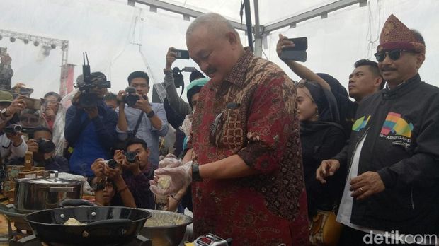 Makan 18.818 Pempek Gratis di Palembang Pecahkan Rekor MURI