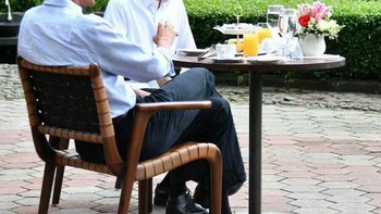 Nah berawal dari dirinya suka melihat postingan foto gedung dan jalanan dari atas. Lalu Mate berkhayal bagaimana bila dalam foto-foto tersebut muncul Godzilla. Foto: instagram.com/bangdinohey