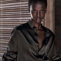 Setelah Kendall Jenner dan Joan Smalls, giliran Anok Yai yang meneruskan estafet brand ambassador merek kosmetik Estée Lauder. Berkulit hitam legam, model asal Sudan ini memberi warna tersendiri di dunia modeling. (Foto: Instagram/anokyai)