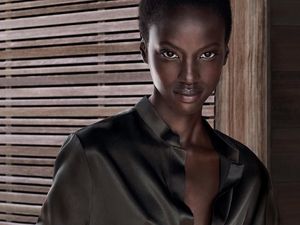 Pesona Anok Yai, Model Kulit Hitam Legam yang Jadi Wajah Estee Lauder