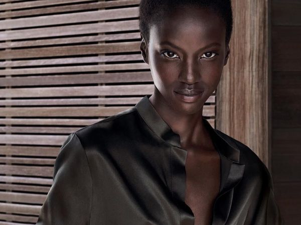 Pesona Anok Yai, Model Kulit Hitam Legam yang Jadi Wajah Estee Lauder