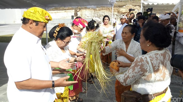 Pantauan di lapangan sejak Rabu (8/8) pagi di areal pelataran Gedung Padestal Patung GWK telah ramai oleh tamu undangan (Nandhang Astika/detikTravel) Pantauan di lapangan sejak Rabu (8/8) pagi di areal pelataran Gedung Padestal Patung GWK telah ramai oleh tamu undangan (Nandhang Astika/detikTravel)