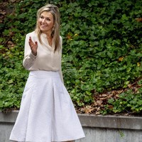 Saat bertugas, Ratu tampil cantik dengan padanan kemeja dan rok A-line yang versatile dan chic. Foto: Getty Images