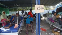 Mereka terpaksa dirawat di tenda darurat karena rumah sakit rusak parah akibat gempa beberapa hari lalu.